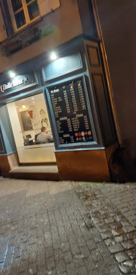La devanture le soir, avec les écrans de la carte