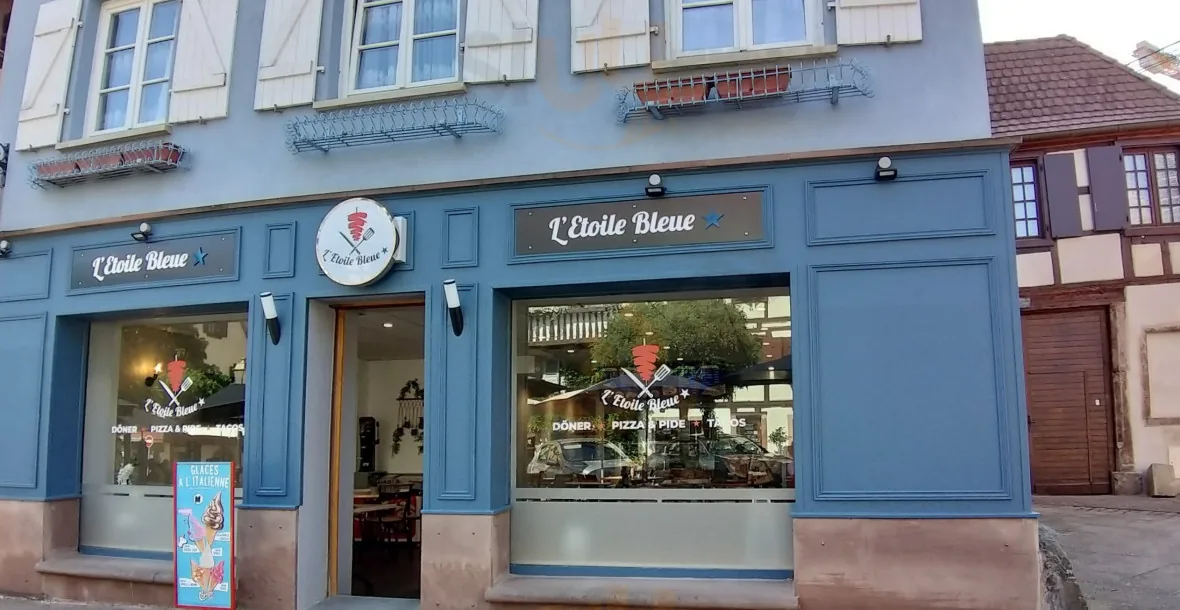 La façade bleue de L'Etoile Bleue, place de l'Etoile à Obernai