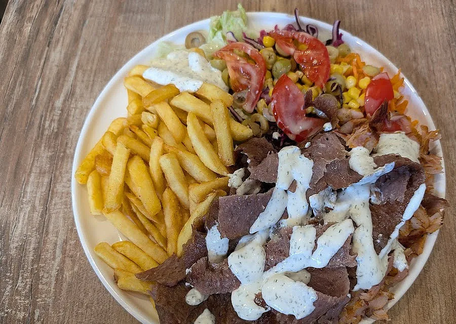 Assiette kebab avec frites et crudités