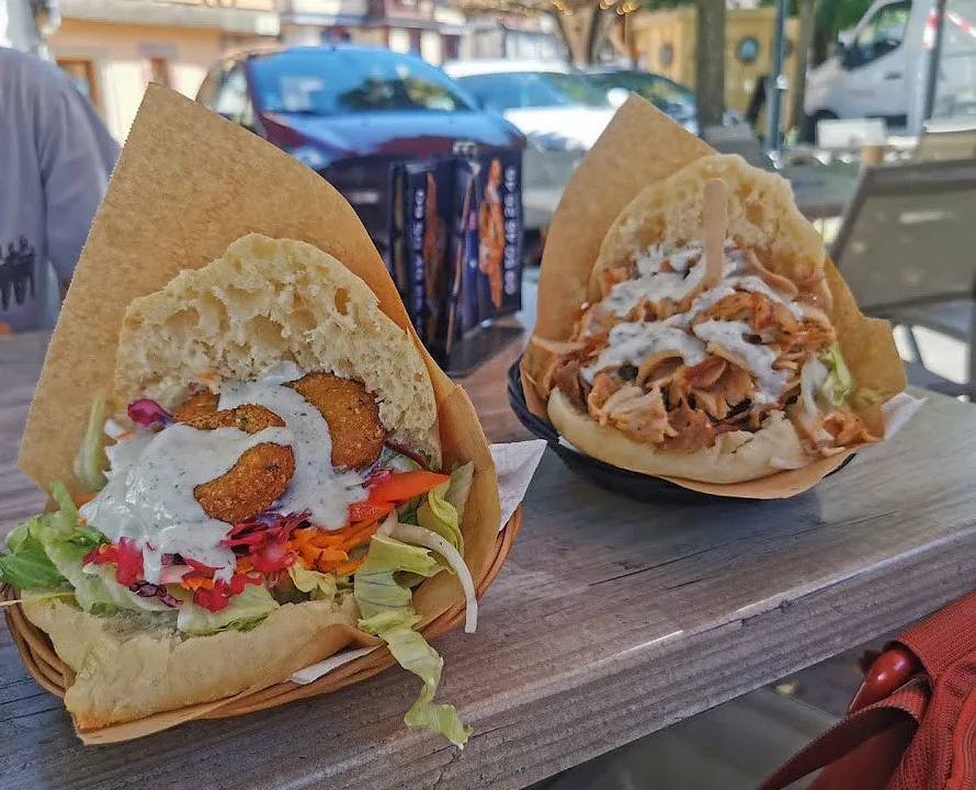 Deux sandwichs, falafel et kebab